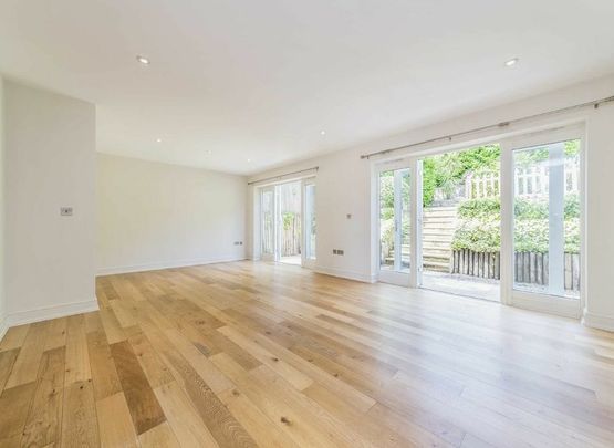 Southwood Avenue Kingston Upon Thames, KT2 - Photo 1