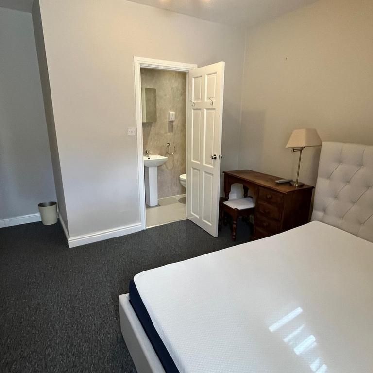 1 bedroom in a house share to rent - Photo 1