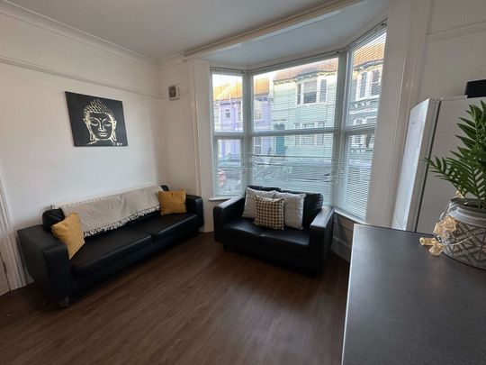 Accommodating House Share in Brighton Room 1 - Photo 1