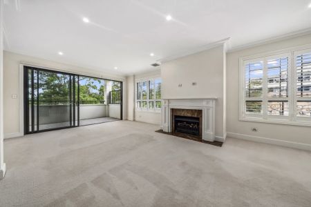 Luxurious 3 Bedroom Apartment in Great Location - Photo 2