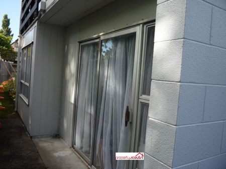 Charming 2 Bedroom Unit in Prime Hamilton East Location - Photo 2