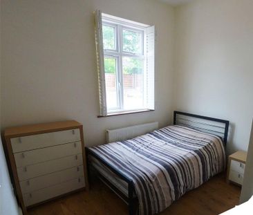 1 bedroom in a flat share to rent - Photo 3