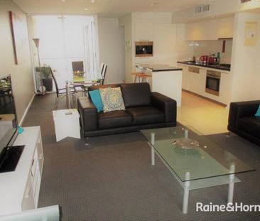 Partly furnished Executive apartment, walk to work - Photo 1