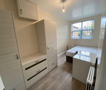 7 bedroom flat to rent - Photo 3