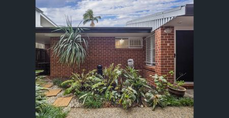 Private and Peaceful Coorparoo Unit with Large Outdoor and Garden Area - Photo 2