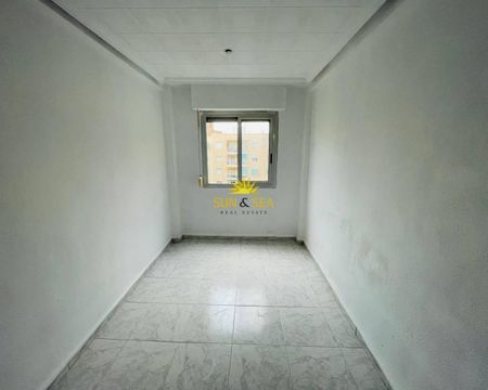 4 BEDROOM APARTMENT UNDER RENOVATION - ALICANTE - Photo 3