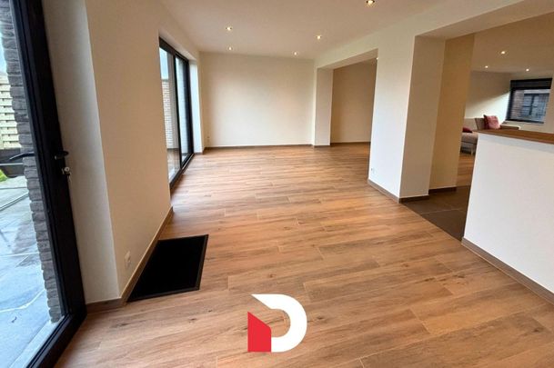 Gerenoveerde, lichtrijke woning met 3 slaapkamers en garage - Photo 1