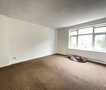 4 Bed Terraced House, Westbury Road, IG11 - Photo 2