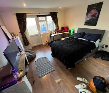 3 bedroom end of terrace house to rent - Photo 3