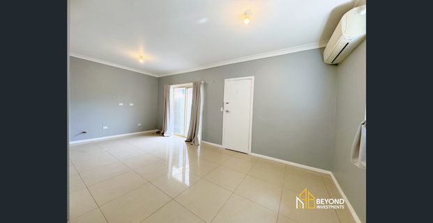 Bright & Spacious 3 Bedroom Villa Walking Distance to All Amenities - Photo 1