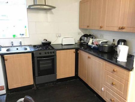 1 bedroom in a house share to rent - Photo 3