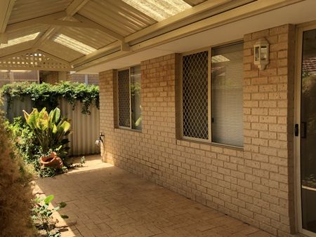 DELIGHTFUL VILLA IN PRIME LOCATION!! - Photo 4