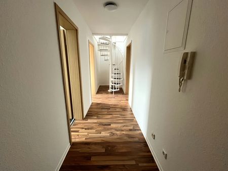 Lichtdurchflutete Maisonette im Dachgeschoss – Einbauküche möglich - Photo 4