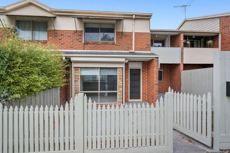 Exquisite Two-Storey Townhouse - Photo 4