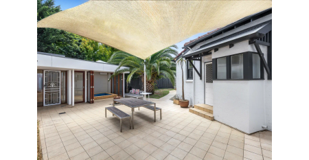 Stylish 5-Bedroom, 3-Bathroom Family Home with Outdoor Entertaining & Spa Retreat - Photo 4