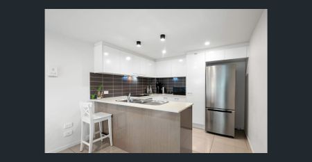 Stylish Two-Bedroom Unit with Large Courtyard - Photo 5