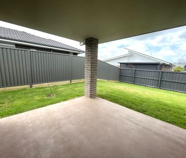 Modern Family Home in Cooranbong! - Photo 3