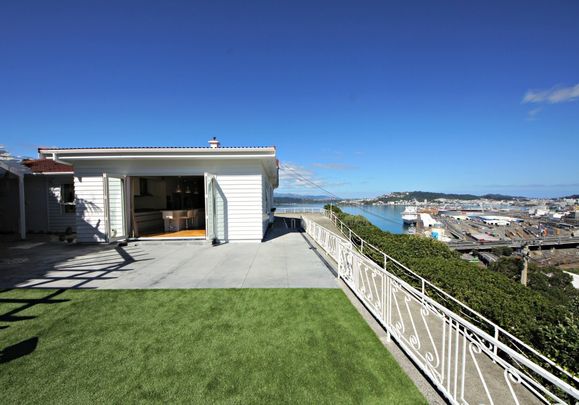 A stunning 5 bedroom, 3 bathrooms furnished family home with views to WOW - Photo 1