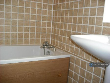 4 bedroom end of terrace house to rent - Photo 3