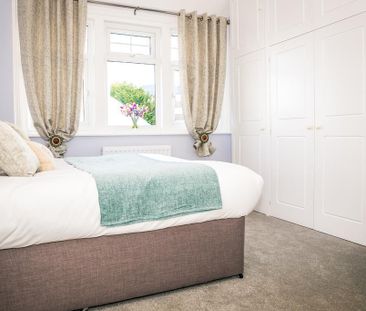 South Cliff Avenue, Eastbourne - Photo 2