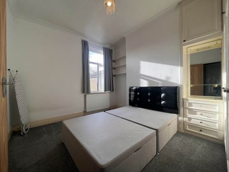 Guide Price £2,000 pcm - Available Now - Part Furnished - Photo 2