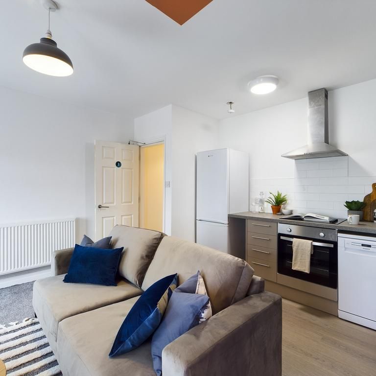 4 bedroom flat to rent - Photo 1