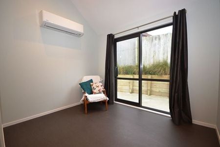 Sunny and Modern Home with a large double Garage. - Photo 3