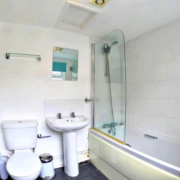 1 bedroom in a house share to rent - Photo 1