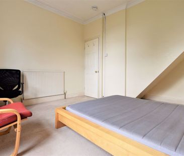 4 bedroom House in Hyde Park, Leeds - Photo 2