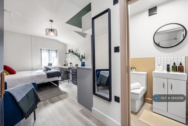 1 bedroom in a house share to rent - Photo 1