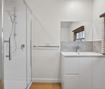 Charming Two Bedroom Cottage - Photo 3