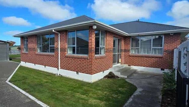 Spacious Tidy Family Home - Photo 1