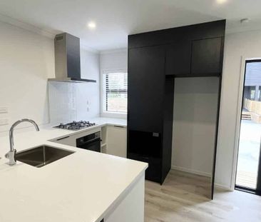 Brand New Home in a Quiet Chartwell Street - Photo 5
