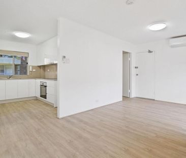 Renovated, Spacious and Sun-Drenched One Bedroom Apartment , Conven... - Photo 1