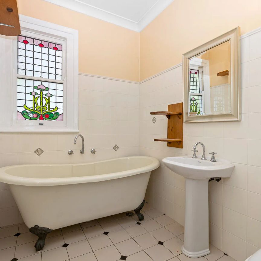 Spacious Three Bedroom House - Photo 1