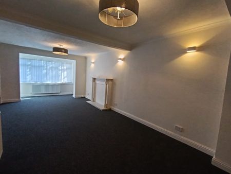 Spacious 3-Bedroom Family Home in Failsworth!! - Photo 3