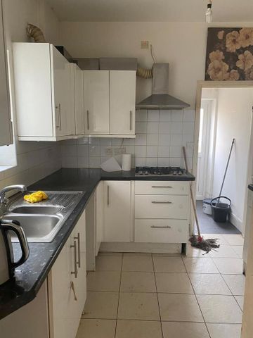 4 bedroom townhouse to rent - Photo 2