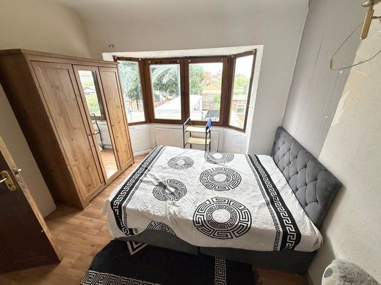 Sunnycroft Road, Southall - Photo 1