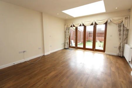 RM3, Ashflower Drive, Romford - Photo 2