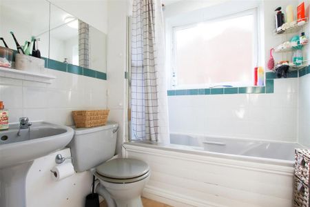 3 bedroom detached house to rent - Photo 2