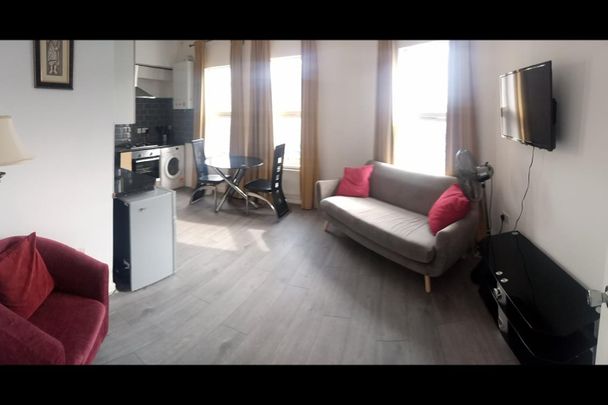 1 Bed Flat, Greyhound Lane, SW16 - Photo 1