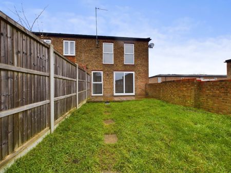 4 bed end of terrace house to rent in Canterbury Way, Stevenage, SG1 - Photo 5