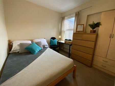 6 bedroom semi-detached house to rent - Photo 2