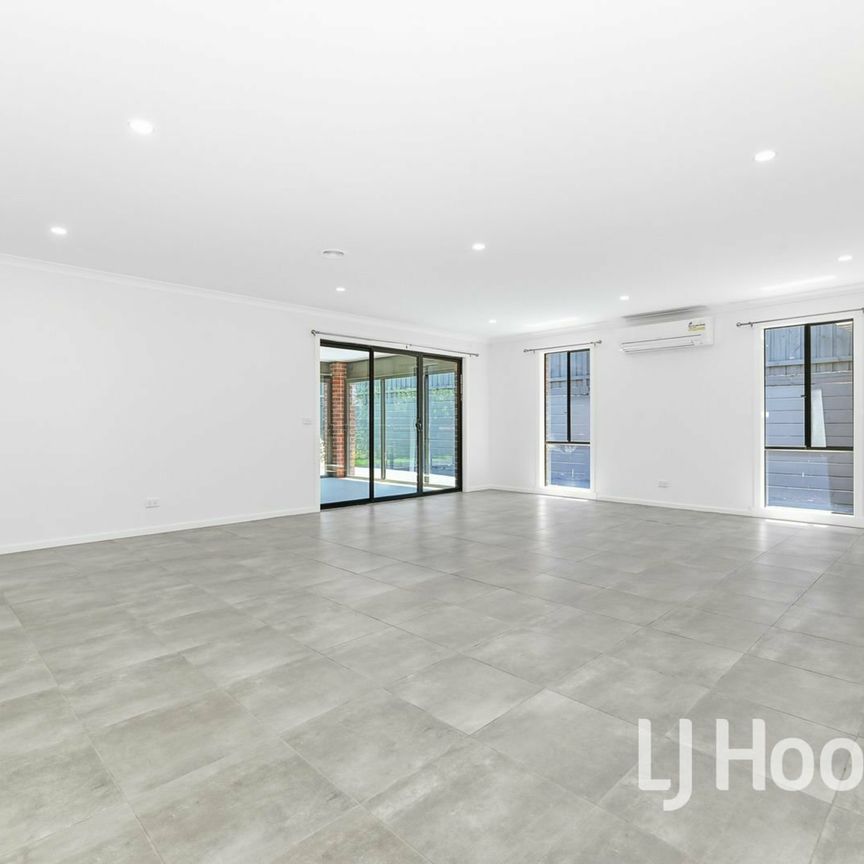 Spacious Family Home! - Photo 1