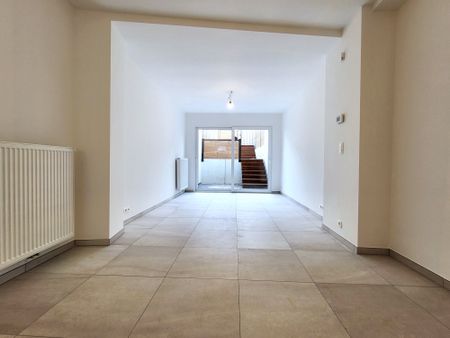 Deze volledig gerenoveerde woning (2025) biedt modern wooncomfort op een centrale ligging in het centrum, met winkels, scholen en openbaar vervoer op wandelafstand. - Photo 4