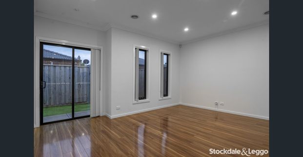 Cosy, Convenient Living in Mickleham ! - Photo 1