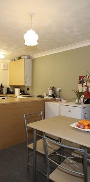 2 bedroom end of terrace house to rent - Photo 1