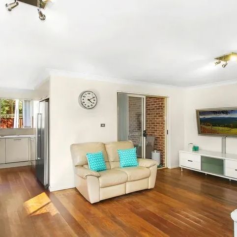 Spacious Villa Style Ground Floor Unit with extra large courtyard - Photo 1