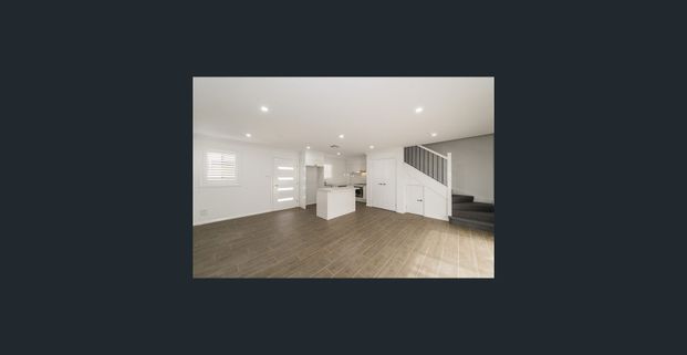 Modern 2 bedroom townhouse with ducted air!! - Photo 1