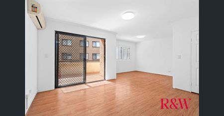 SPACIOUS, STYLISH, TOWNHOUSE-STYLE APARTMENT IN PRIME CAMPSIE LOCATION! - Photo 4